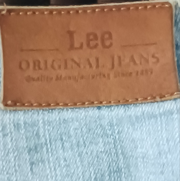 Lee - Picture 2 of 4